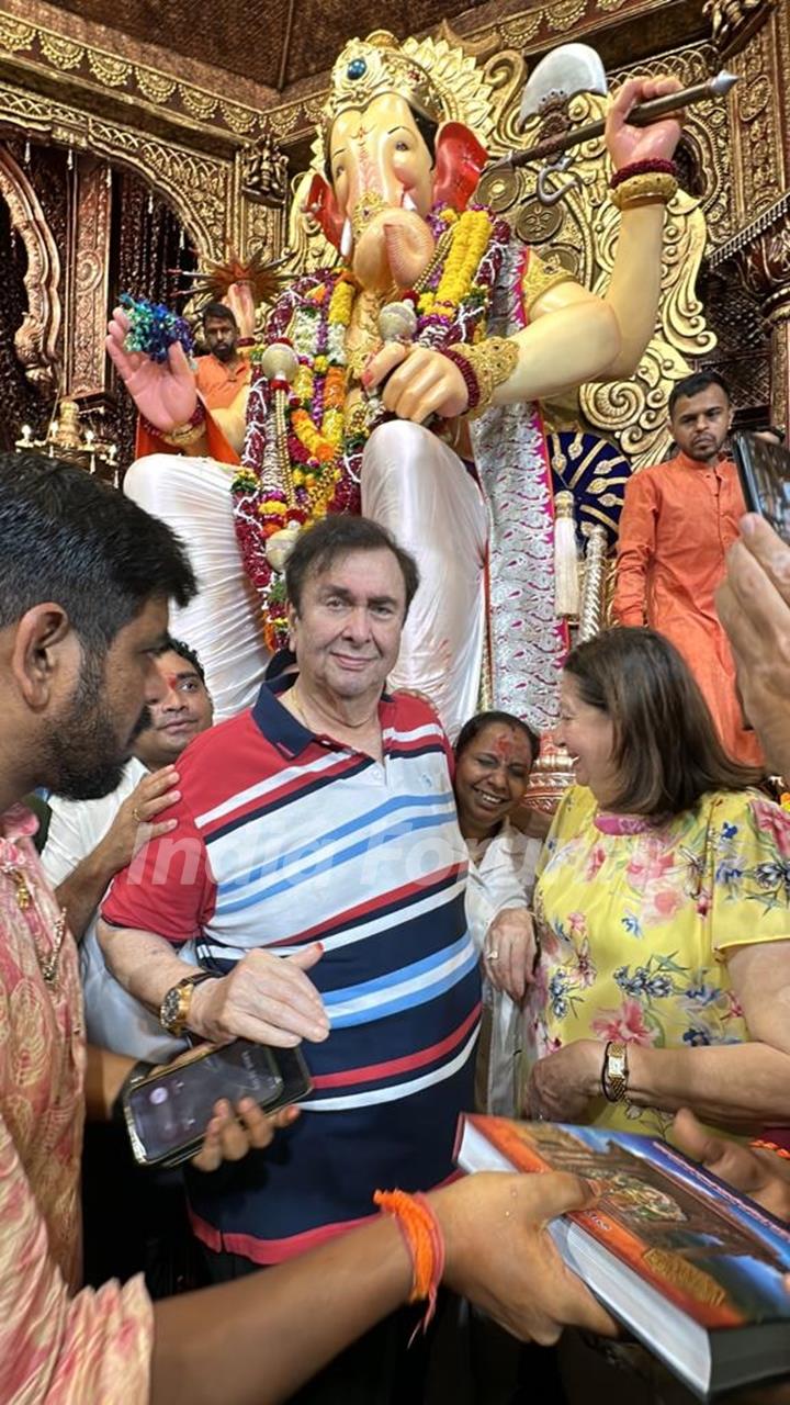 Randhir Kapoor and Babita Kapoor visit Lalbaugcha Raja to seek blessings of Ganpati 