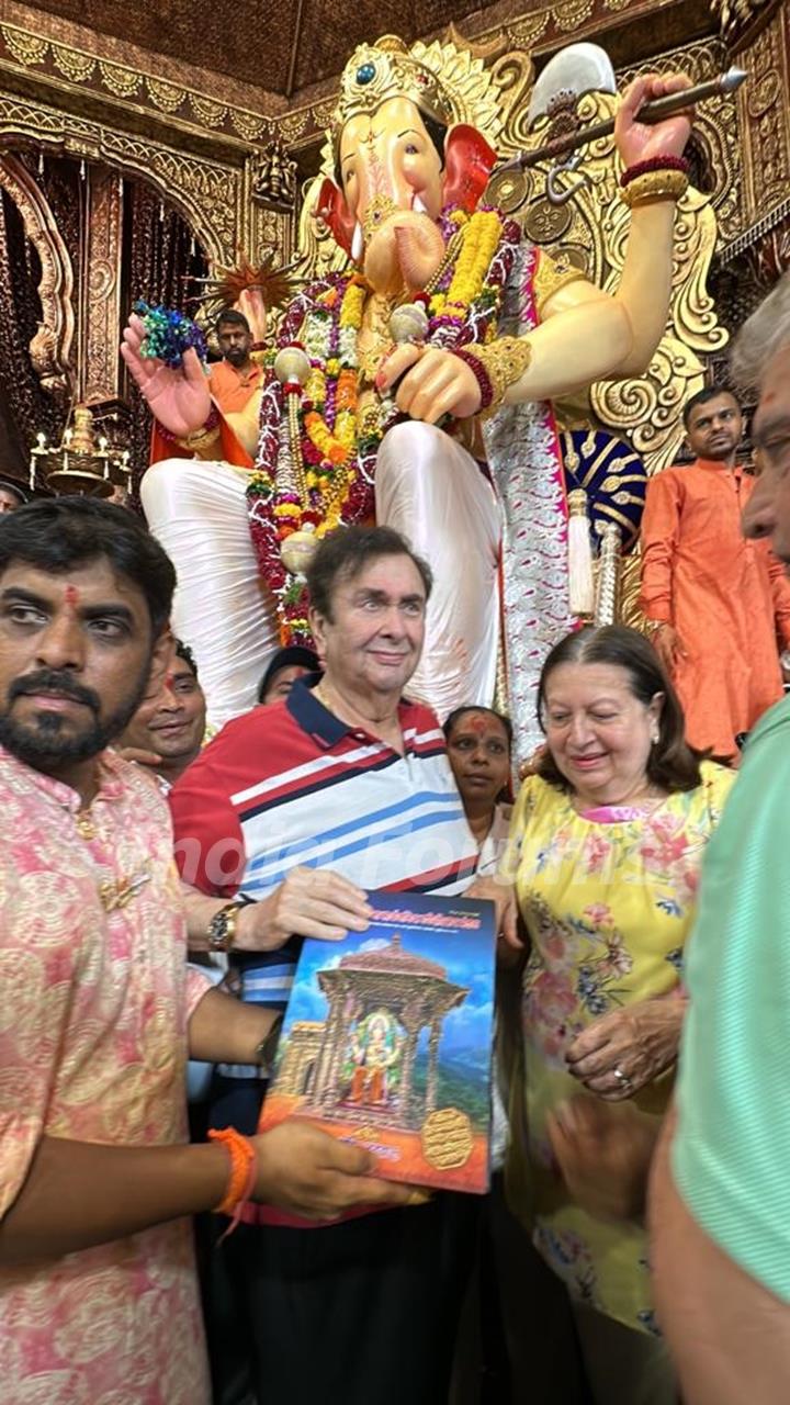 Randhir Kapoor and Babita Kapoor visit Lalbaugcha Raja to seek blessings of Ganpati 