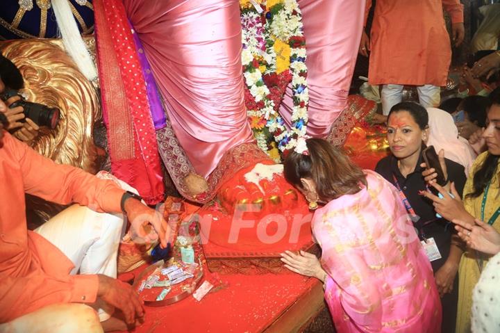 Bhagyshree visit Lalbaugcha Raja to seek blessings of Ganpati Bappa 