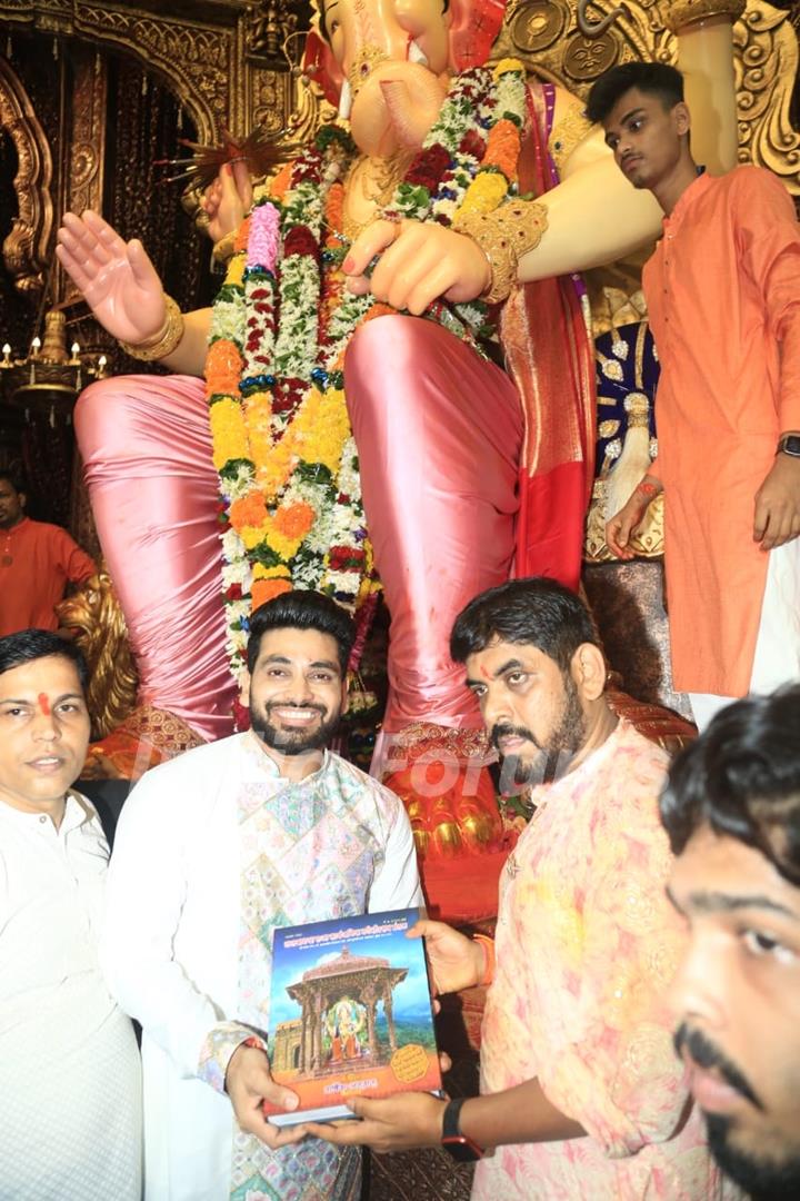 Shiv Thakare visit Lalbaugcha Raja to seek blessings of Ganpati Bappa 