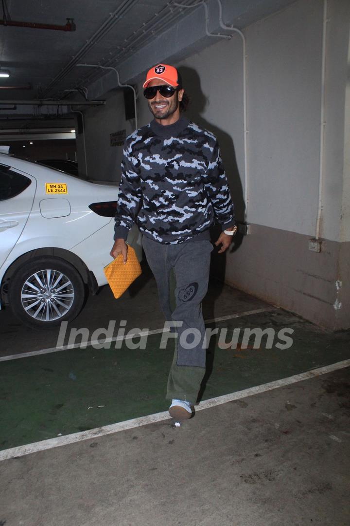 Vidyut Jammwal snapped at the Mumbai airport 