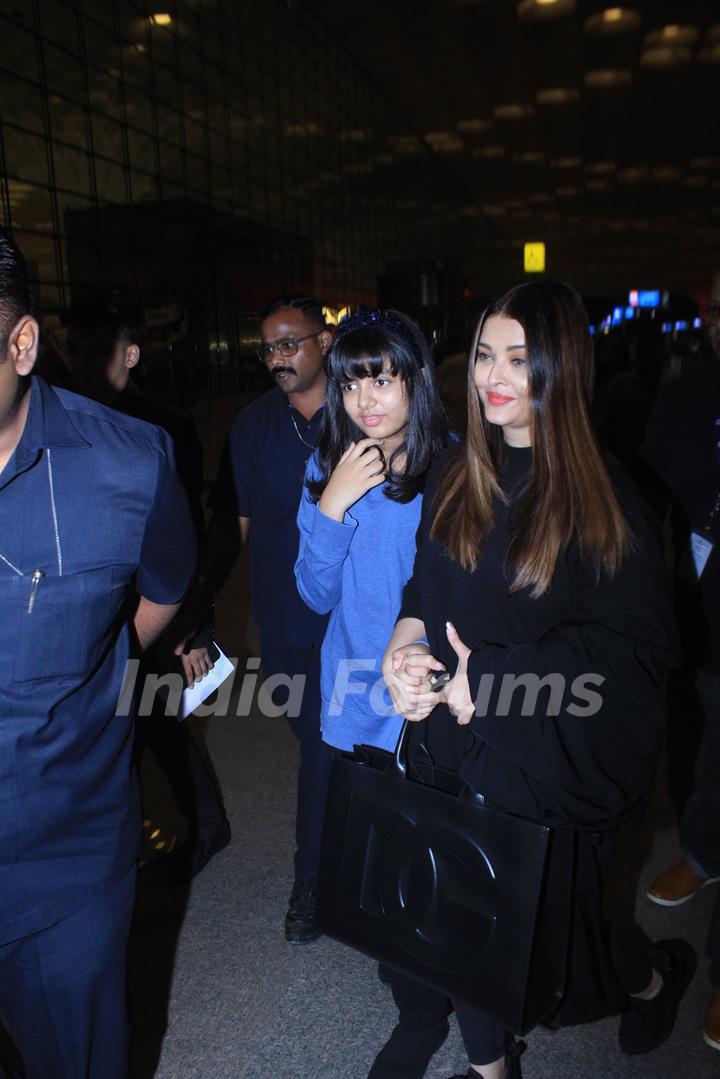 Aishwarya Rai Bachchan, Aaradhya snapped at the Mumbai airport 