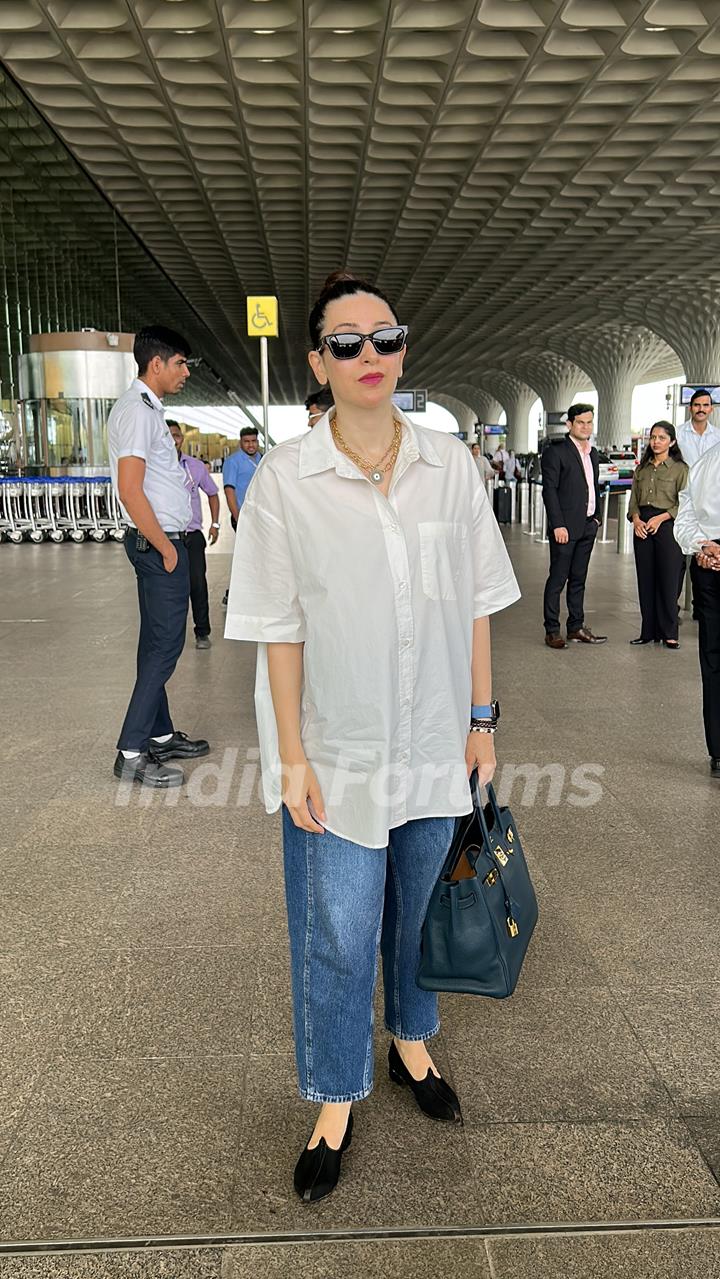 Karisma Kapoor snapped at the Mumbai airport 