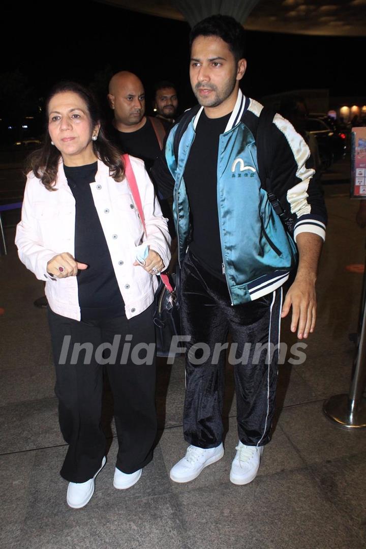 Varun Dhawan snapped with her mother at the Mumbai airport 