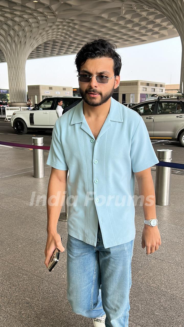 Shikhar Pahariya gets clicked at the Mumbai airport 