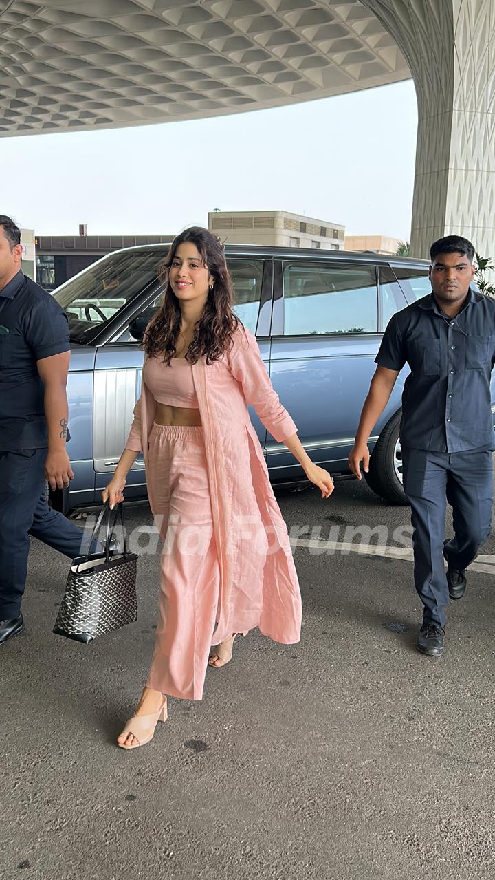 Janhvi Kapoor gets clicked at the Mumbai airport 