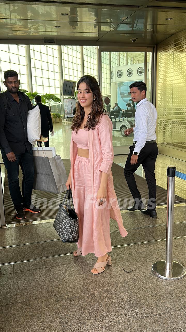 Janhvi Kapoor gets clicked at the Mumbai airport 