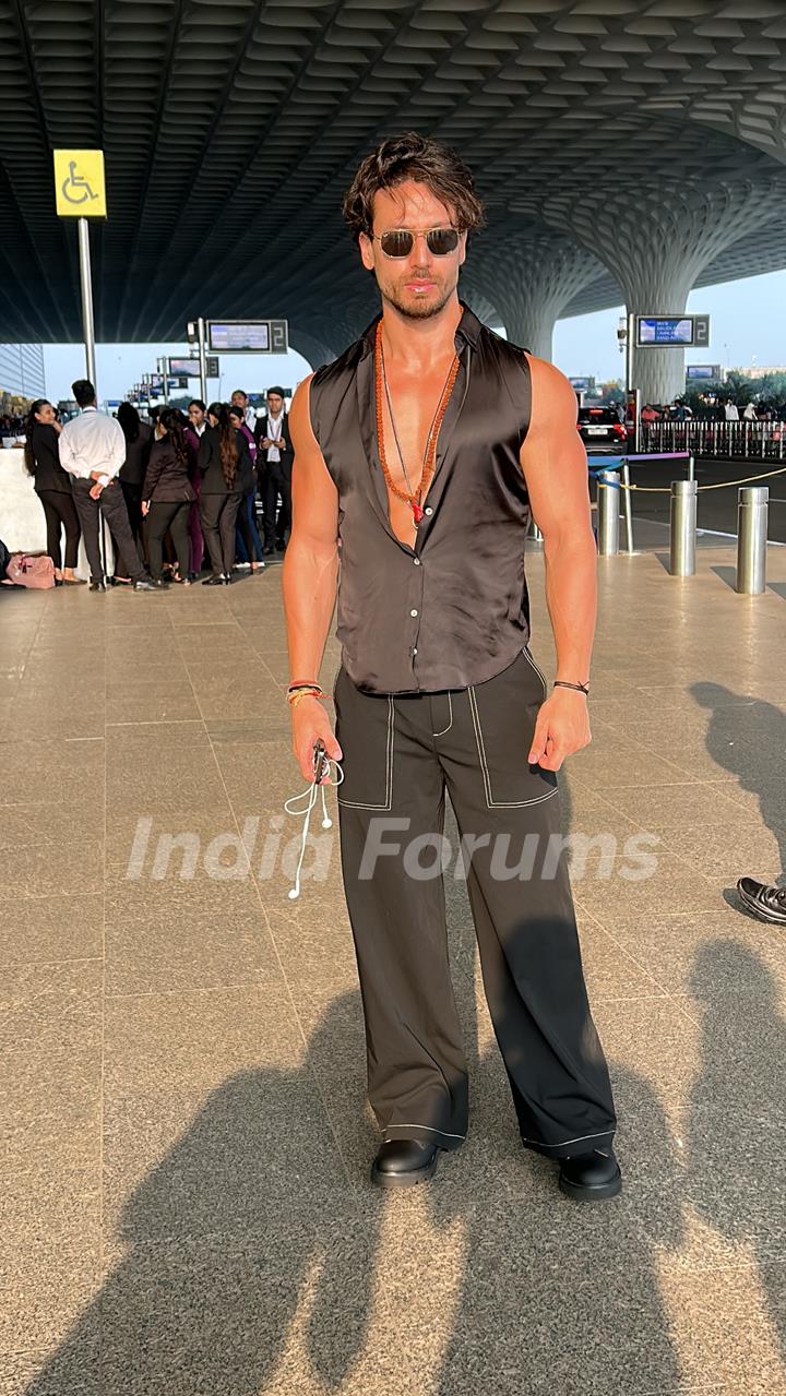 Tiger shroff get clicked at the Mumbai airport 