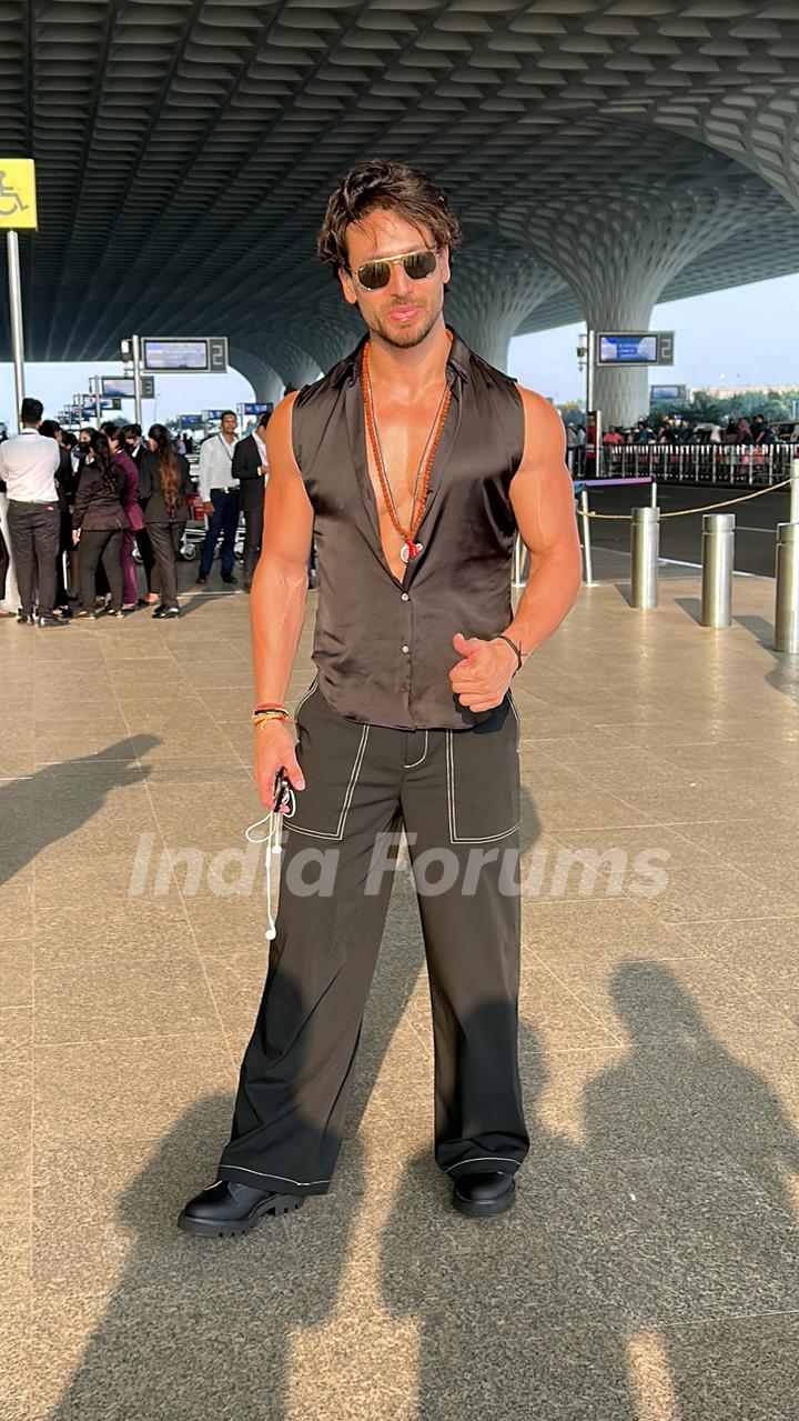 Tiger shroff get clicked at the Mumbai airport 