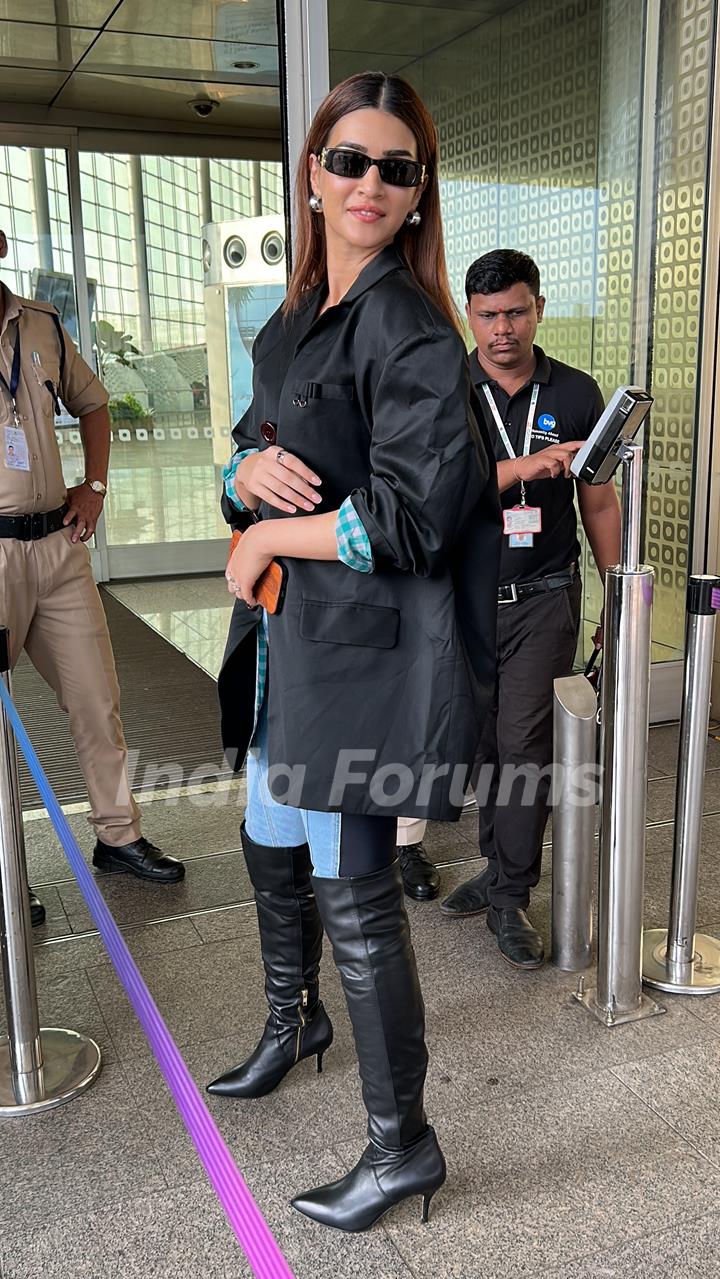 Kriti Sanon get clicked at the Mumbai airport 