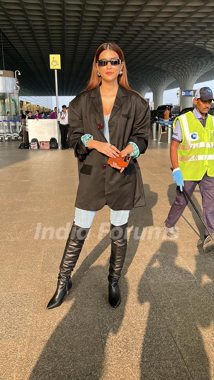 Kriti Sanon get clicked at the Mumbai airport 