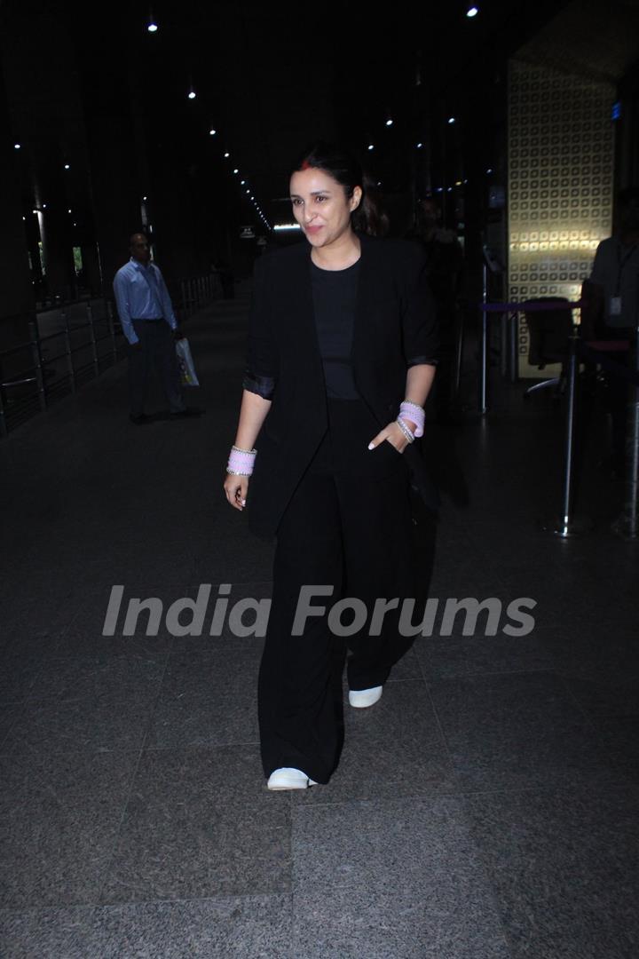 Parineeti Chopra snapped at the Mumbai airport 