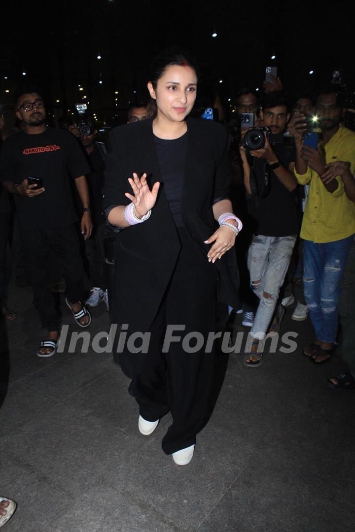 Parineeti Chopra snapped at the Mumbai airport 