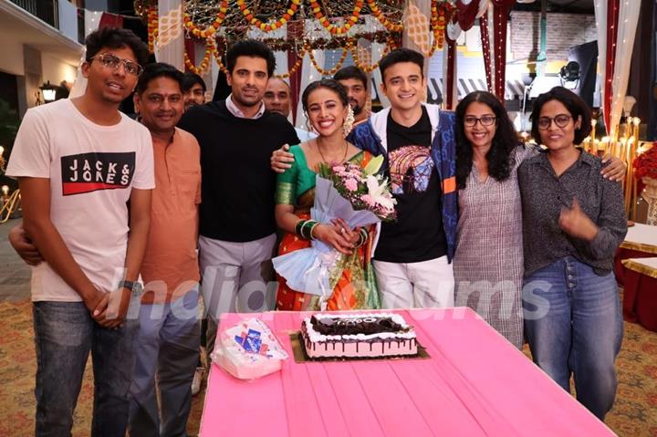 Sayli Salunkhe aka Vandana  celebrates her birthday with co-star Mohit Malik on the set of Baatein Kuch Ankhee Si 