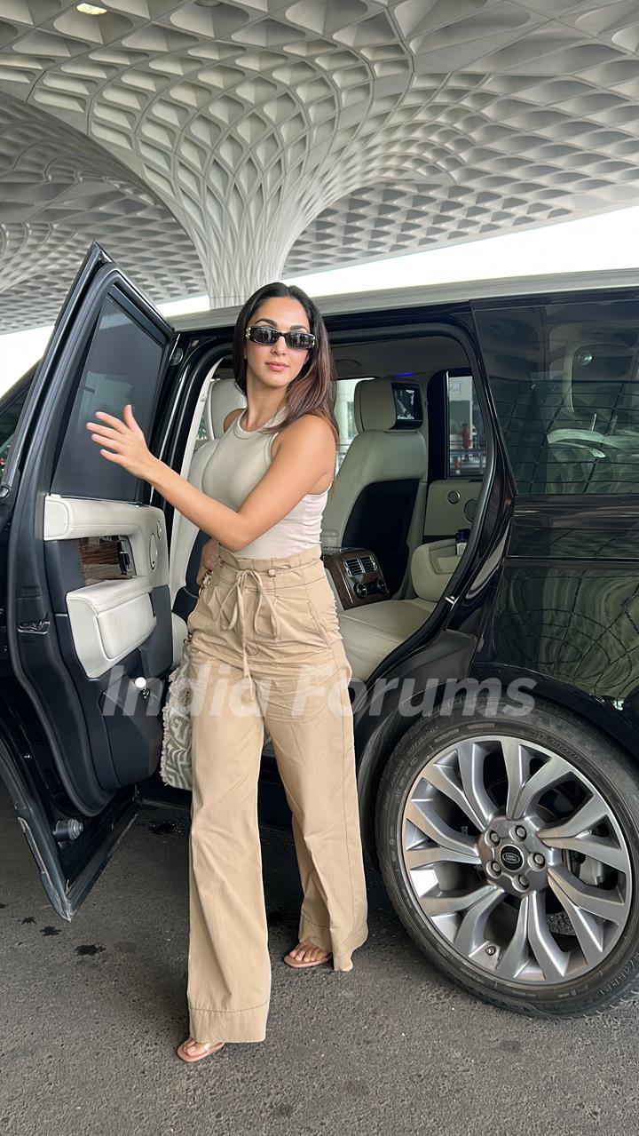 Kiara Advani snapped at the airport 