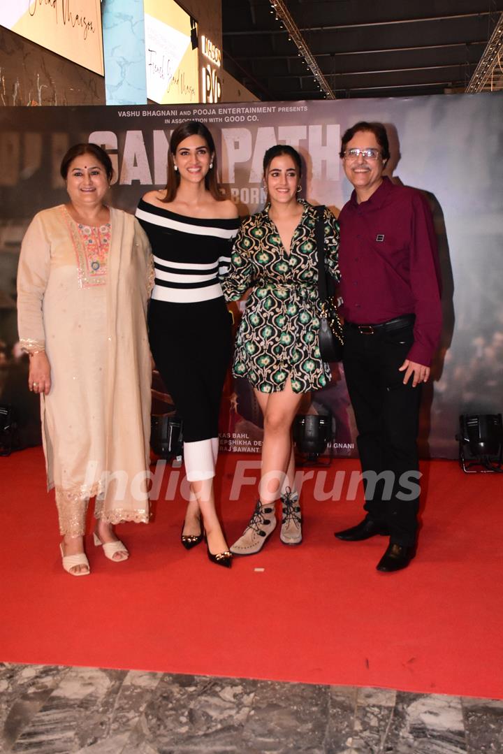 Kriti Sanon, Nupur Sanon poses with her family 