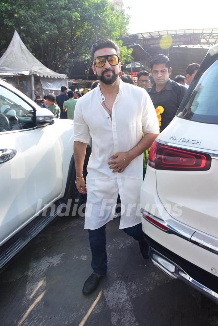 Raj Kundra visit Siddhivinayak Temple ahead of UT69 release