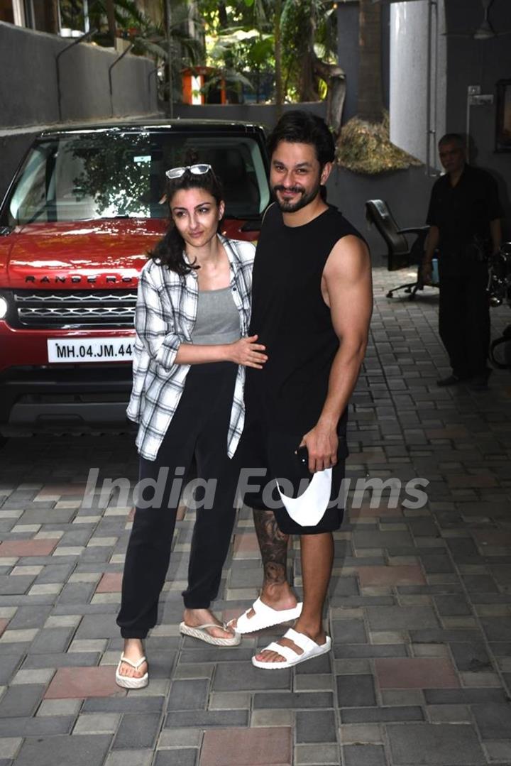 Soha Ali Khan and Kunal Khemu spotted in Khar