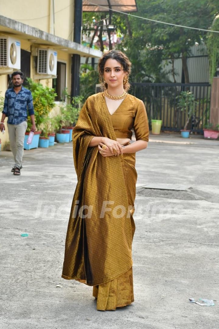 Sanya Malhotra snapped promoting upcoming film Sam Bahadur on the set of Sa Re Ga Ma Pa