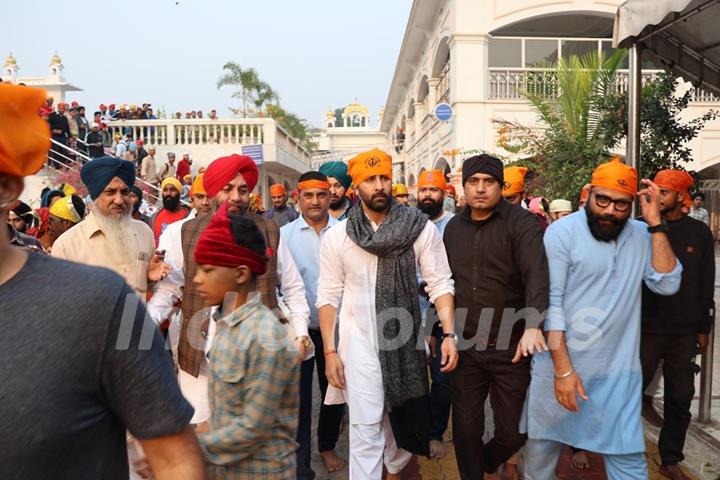 Ranbir Kapoor, Bobby Deol, Sandeep Reddy Vanga, Bhushan Kumar, Pranay Reddy Vanga, and Shiv Chanana, seeks blessings at Bangla Saheb Gurudwara in Delhi