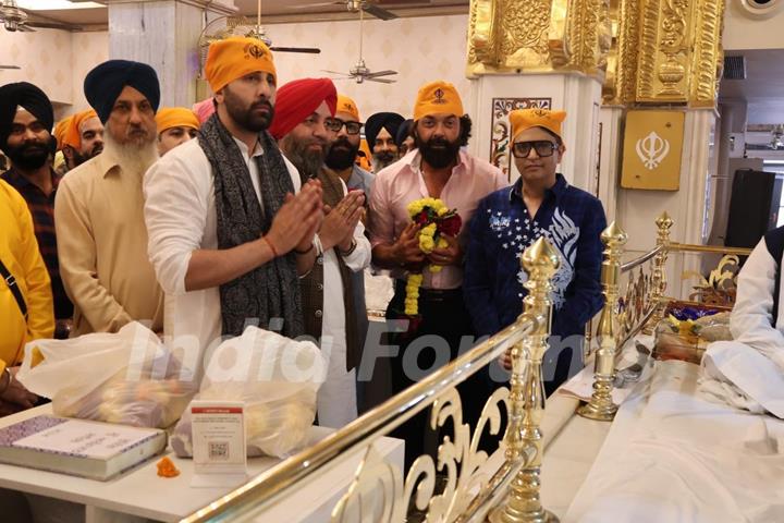 Ranbir Kapoor, Bobby Deol, Sandeep Reddy Vanga, Bhushan Kumar, Pranay Reddy Vanga, and Shiv Chanana, seeks blessings at Bangla Saheb Gurudwara in Delhi