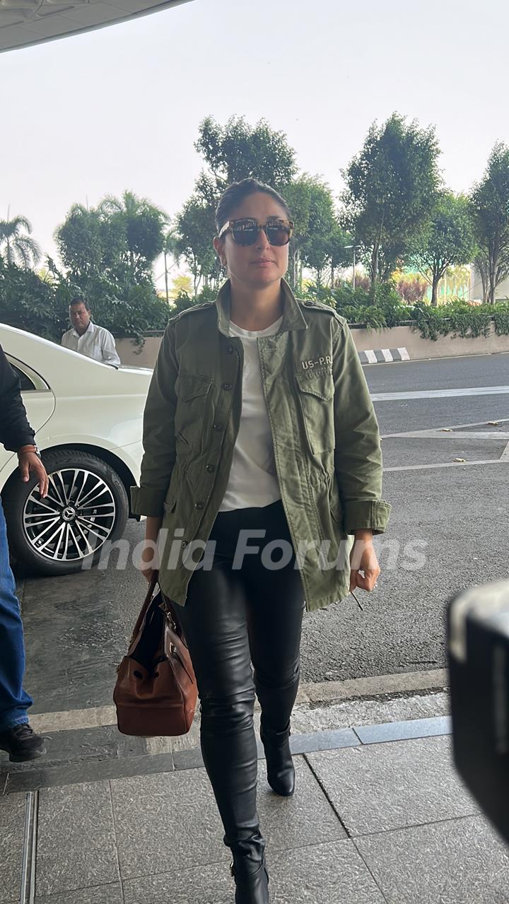 Kareena Kapoor snapped at the Mumbai airport 