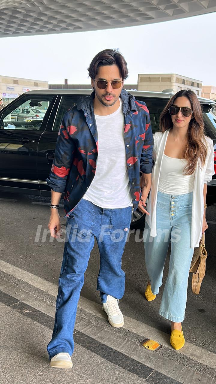 Sidharth Malhotra and Kiara Advani snapped at the Mumbai airport 