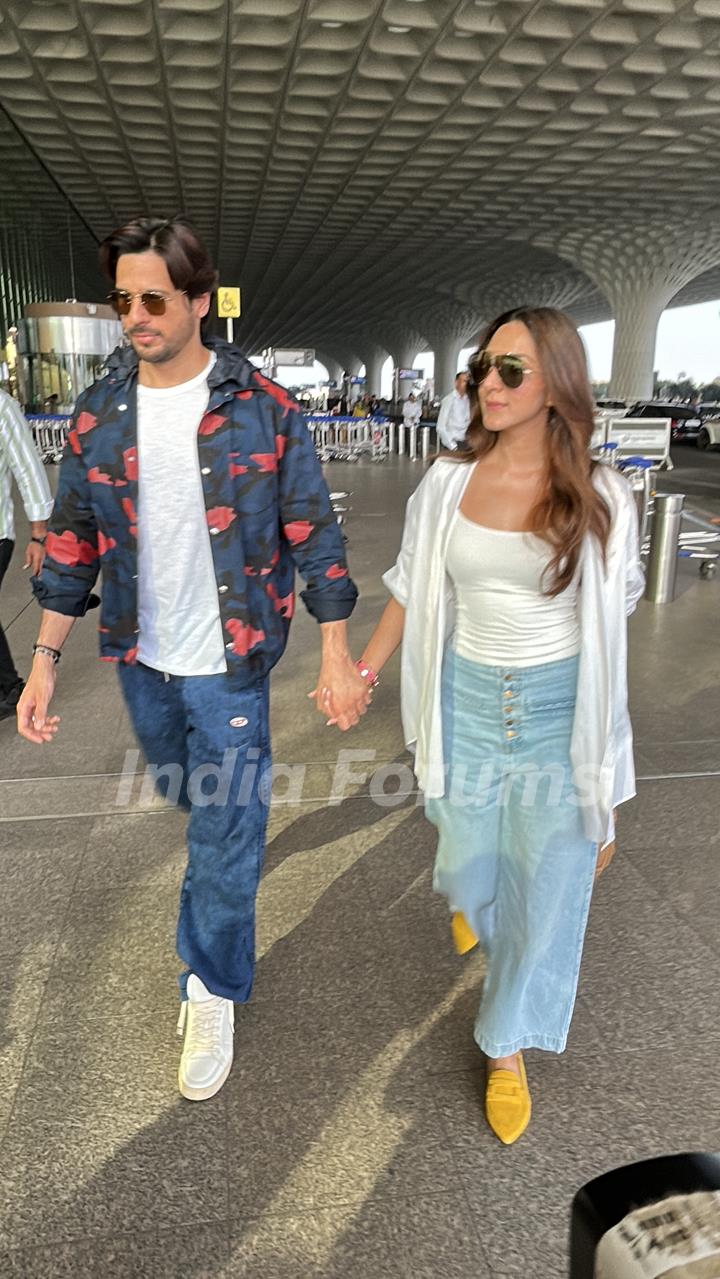 Sidharth Malhotra and Kiara Advani snapped at the Mumbai airport 