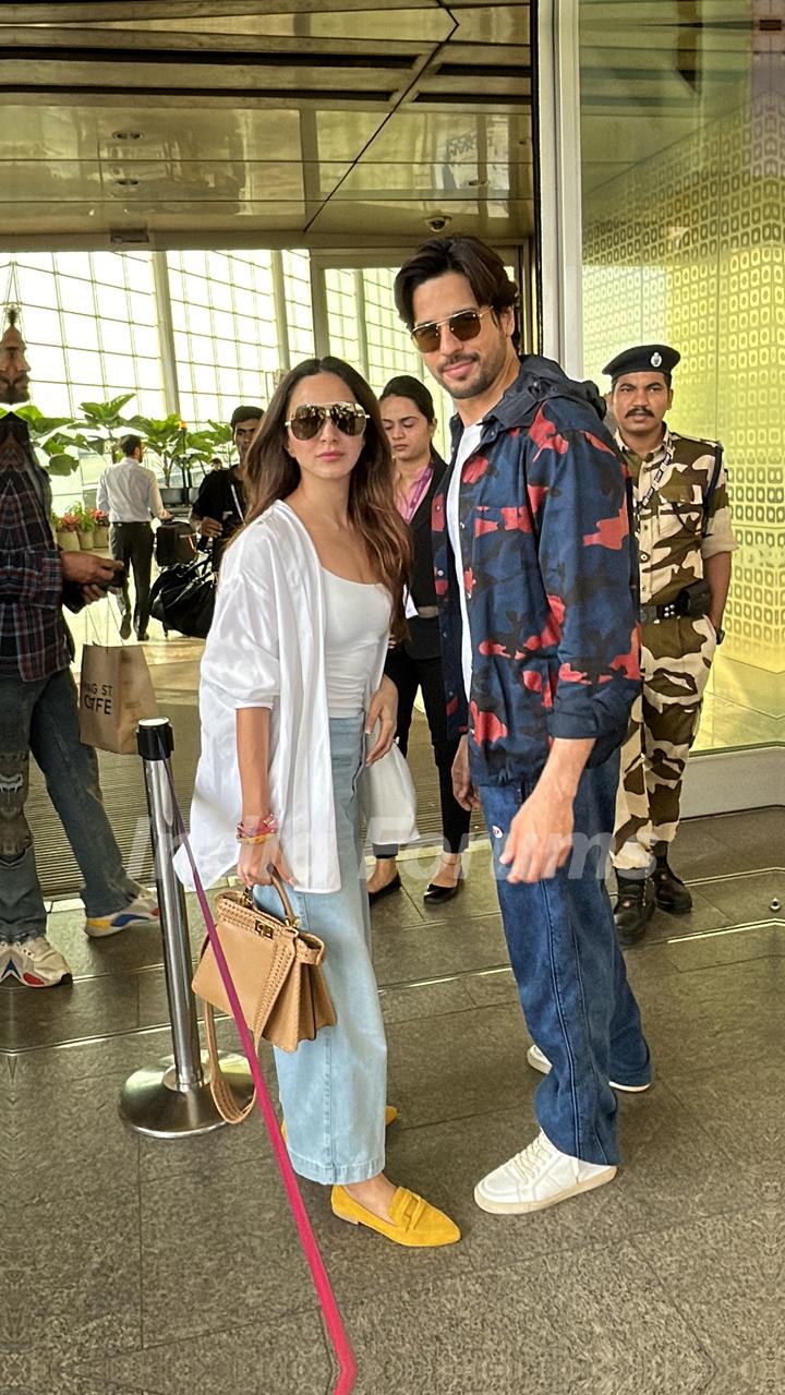 Sidharth Malhotra and Kiara Advani snapped at the Mumbai airport 