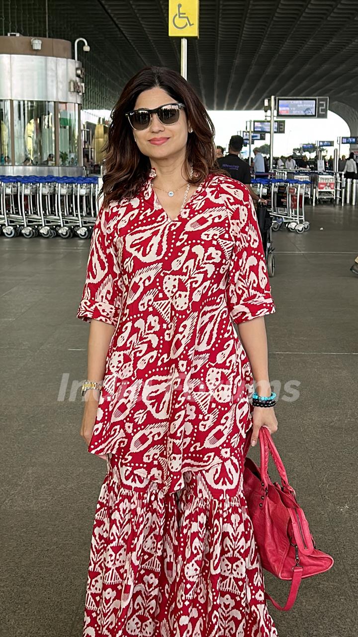 Shamita Shetty snapped at the Mumbai airport 