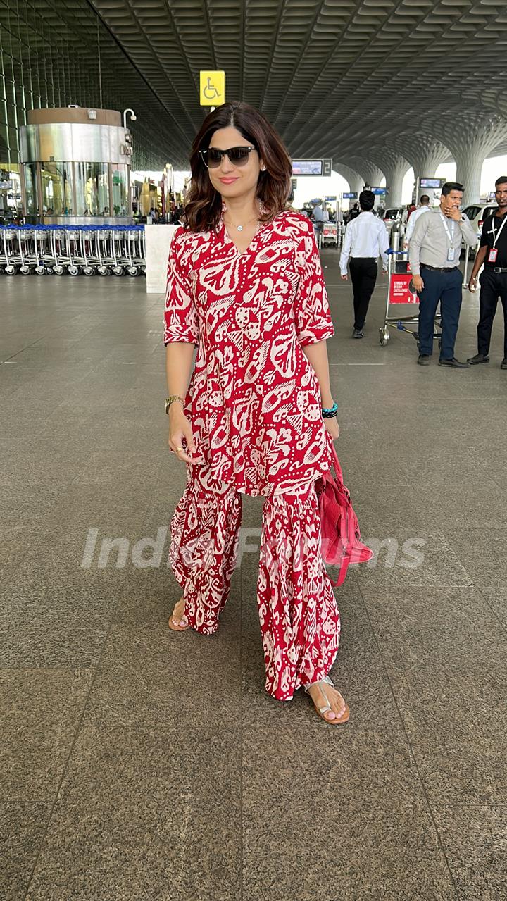 Shamita Shetty snapped at the Mumbai airport 