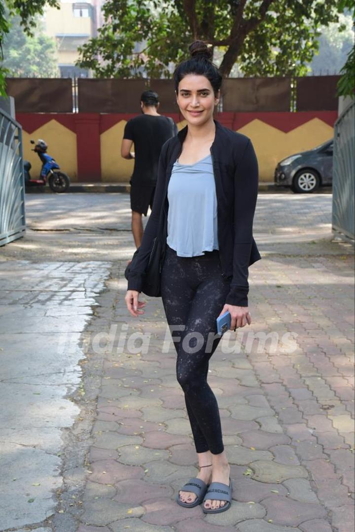 Karishma Tanna Looks Hot In Tight Leggings As She Snapped After