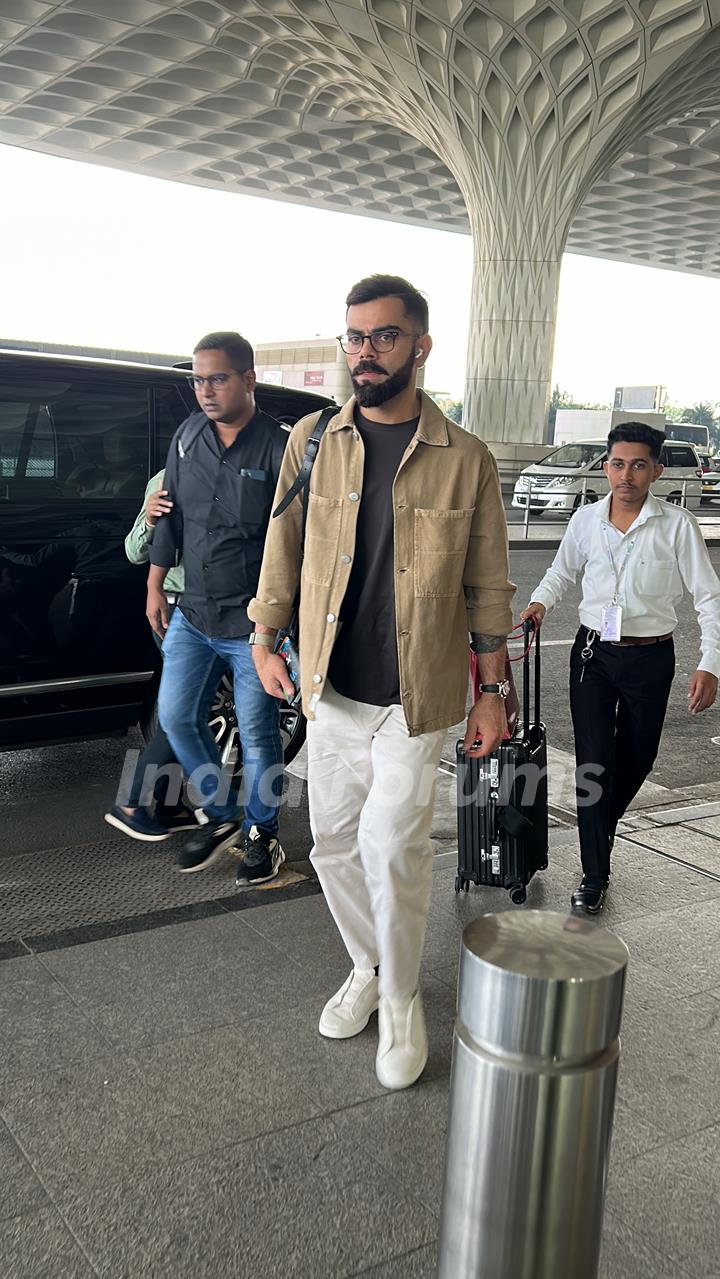 Virat Kohli snapped at the Mumbai airport 