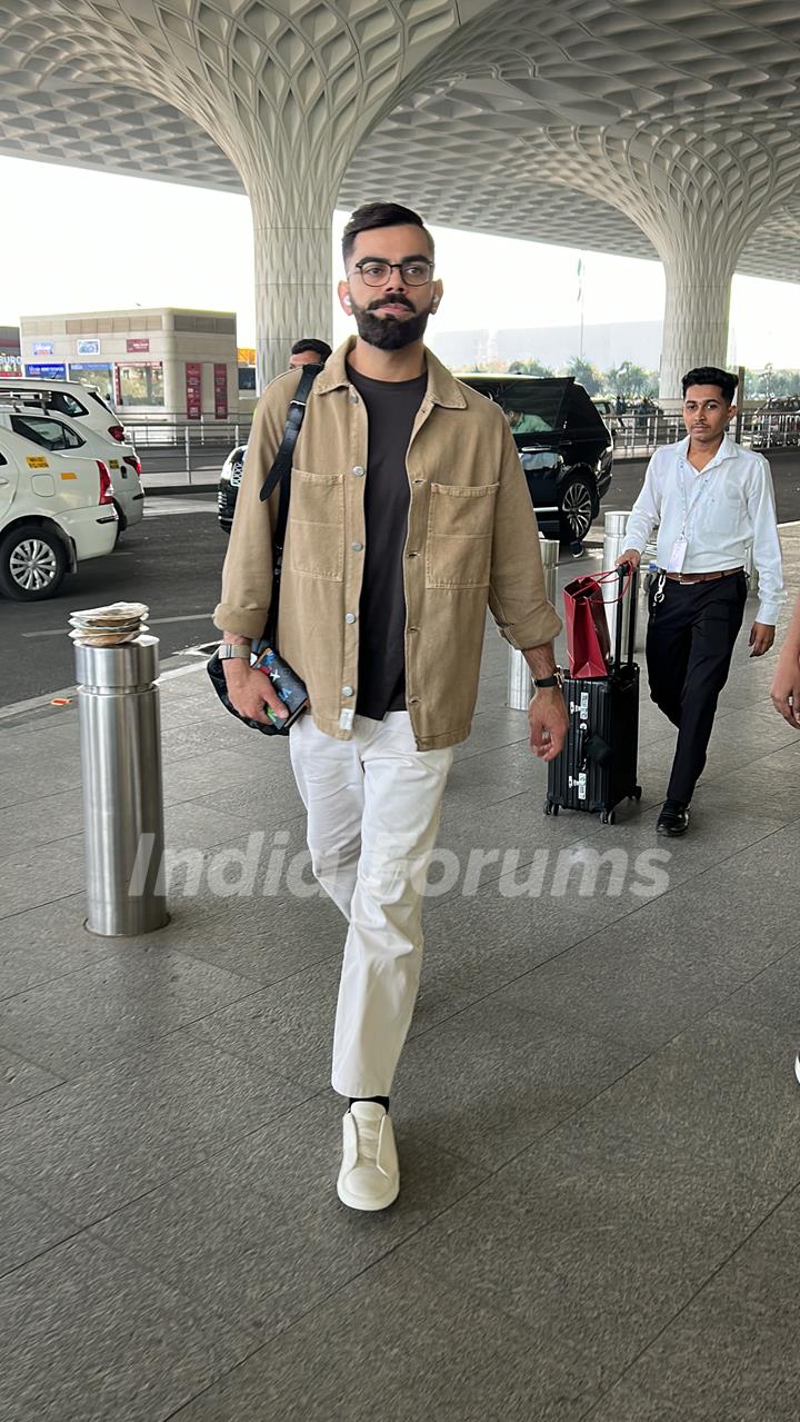 Virat Kohli snapped at the Mumbai airport 