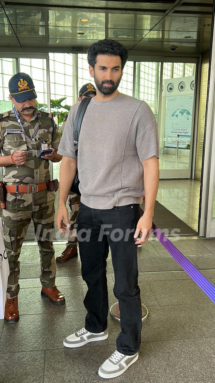 Aditya Roy Kapur snapped at the Mumbai airport 