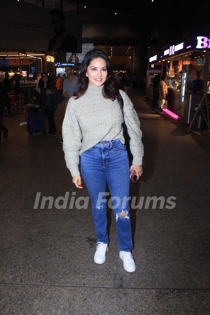 Sunny Leone spotted at the airport 