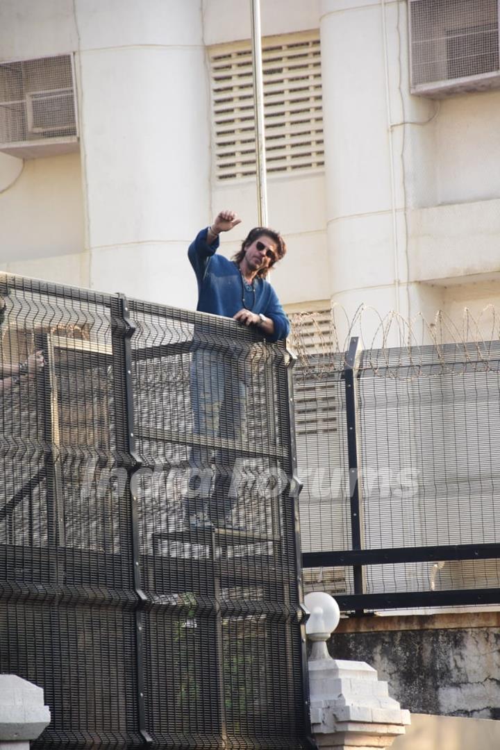 SRK greet fans outside Mannat