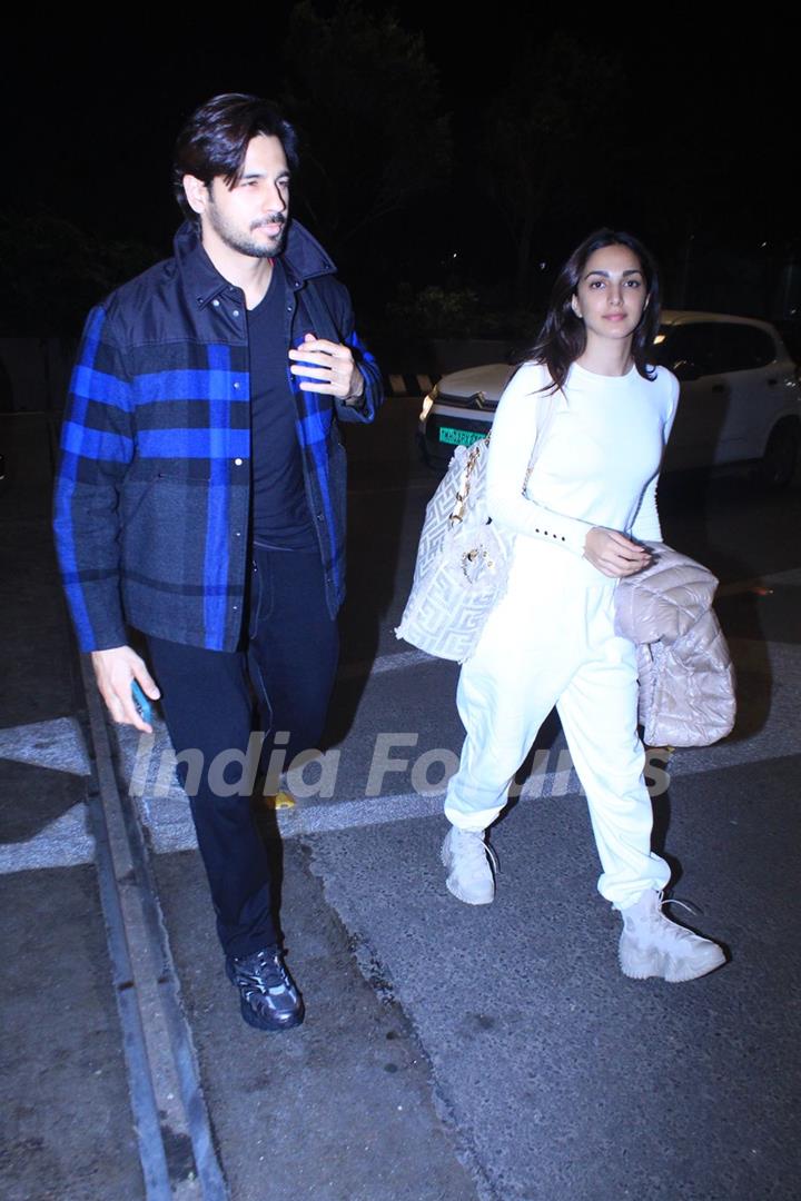 Sidharth Malhotra and Kiara Advani spotted at the airport 