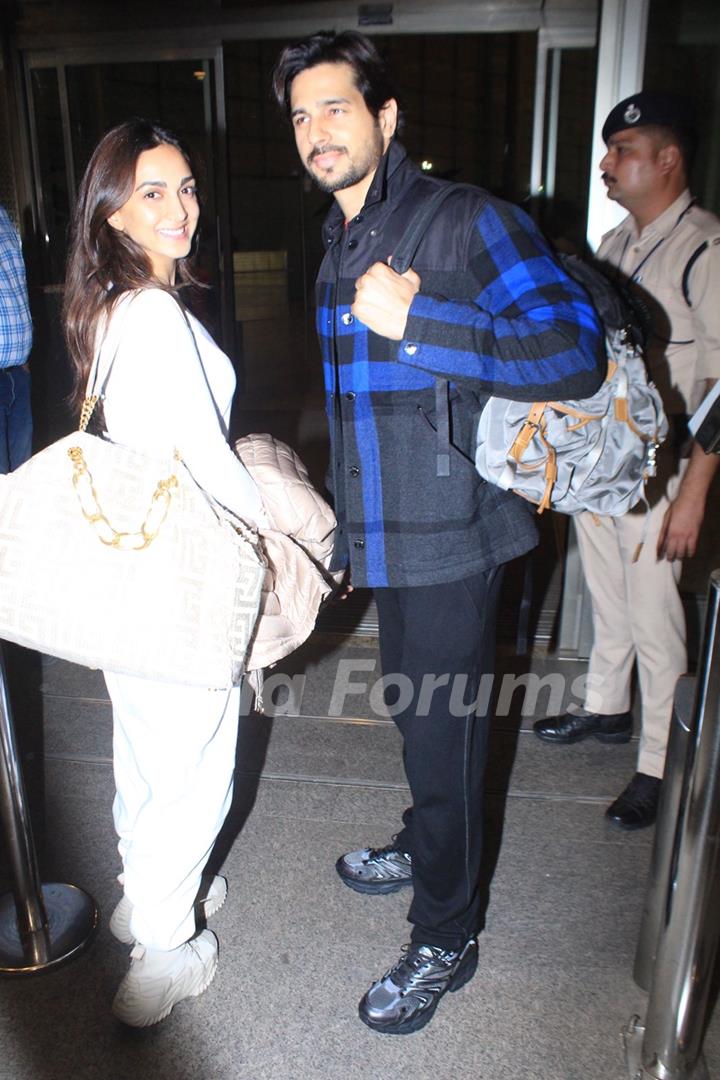 Sidharth Malhotra and Kiara Advani spotted at the airport 