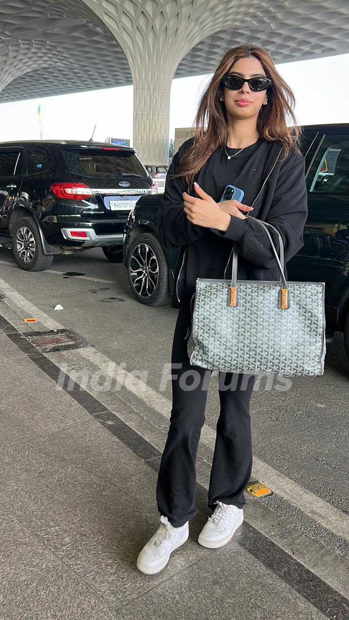 Khushi Kapoor snapped at the Mumbai airport 