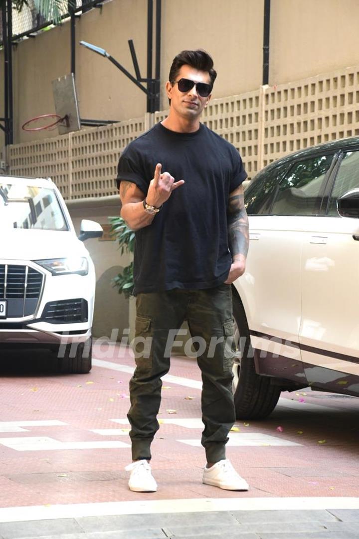 Karan Singh Grover snapped in the city 