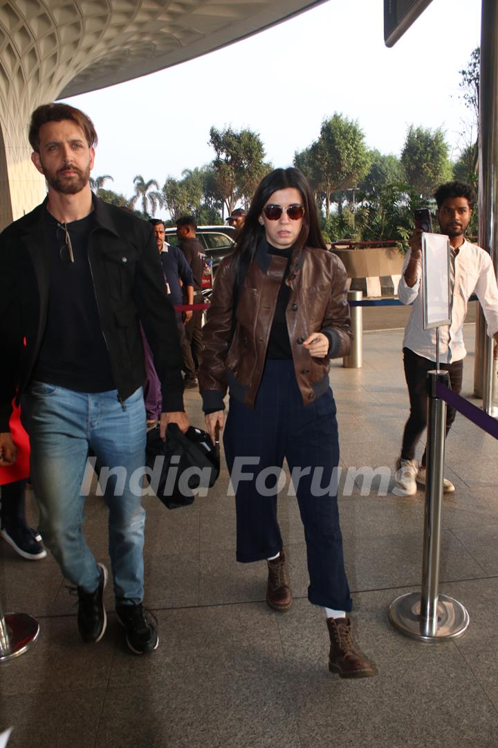 Hrithik Roshan and Saba Azad clicked at the airport 