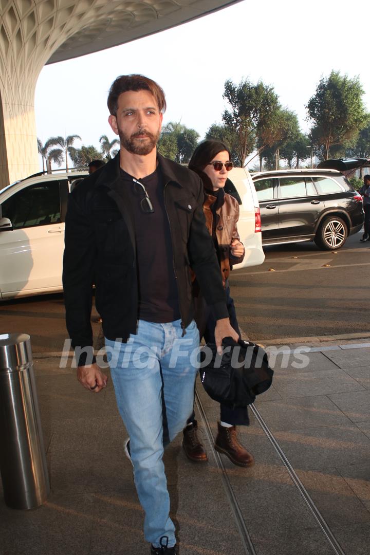 Hrithik Roshan and Saba Azad clicked at the airport 