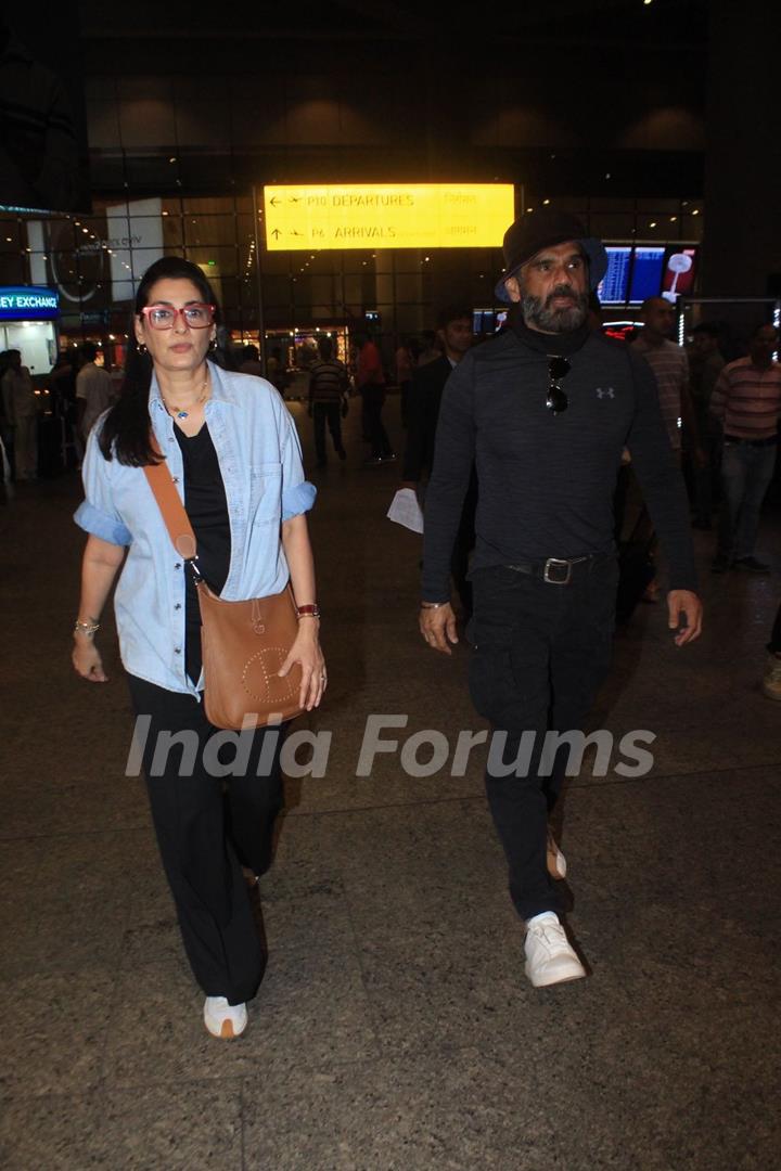 Suniel Shetty snapped with his wife Mana Shetty at the Mumbai airport 