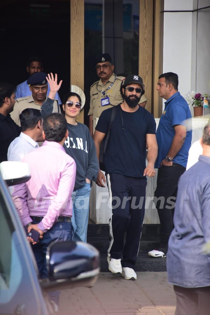 Katrina Kaif and Vicky Kaushal snapped at the Mumbai airport 