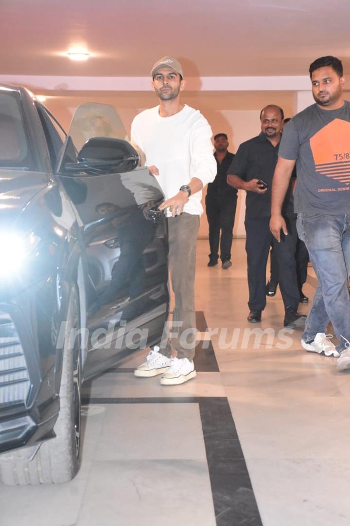 Kartik Aaryan snapped in the city