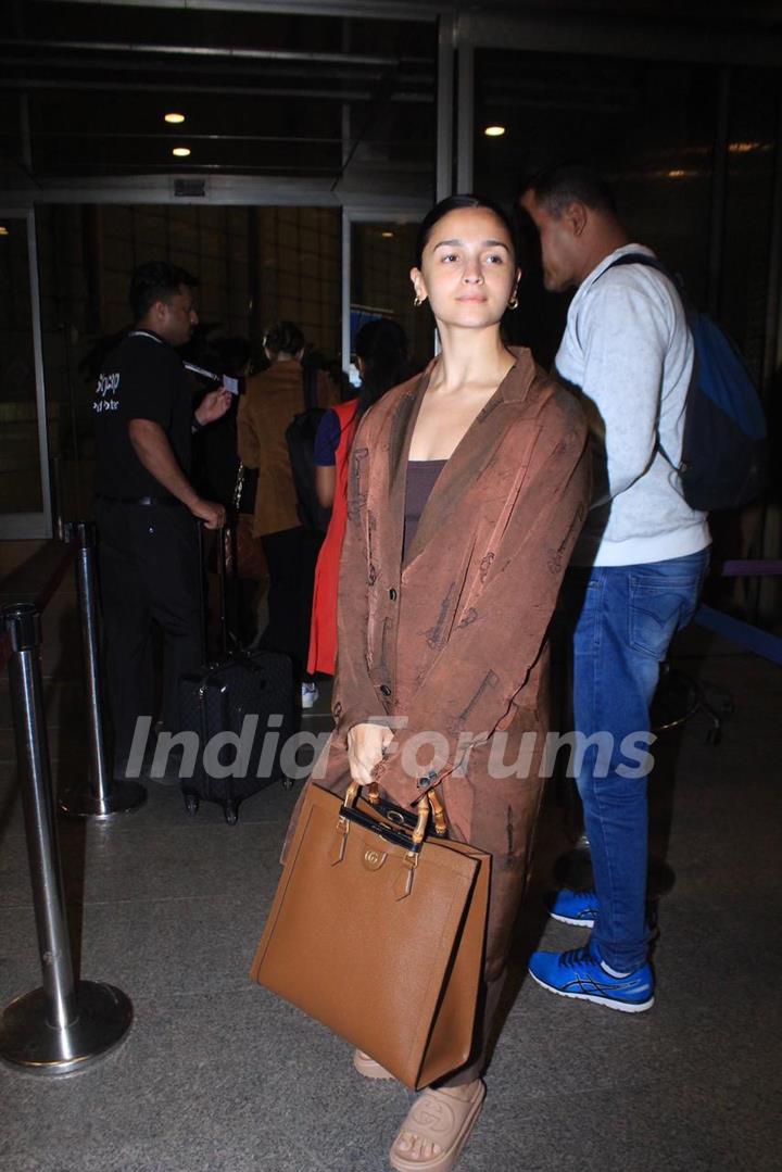 Alia bhatt snapped at the airport 