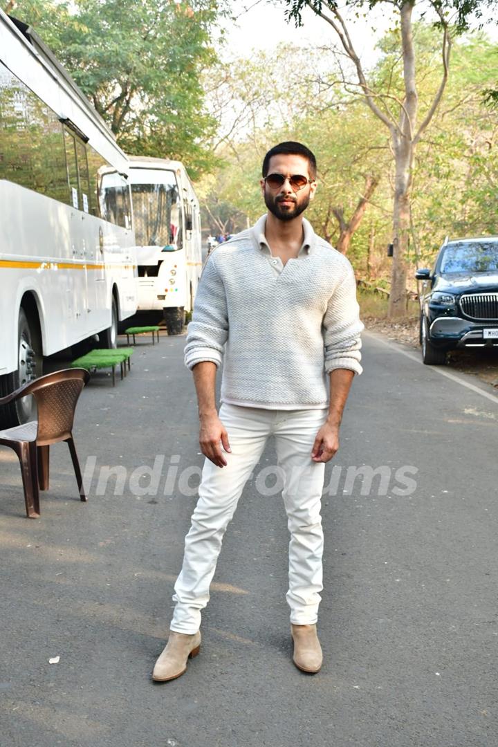 Shahid Kapoor snapped promoting his upcoming film Teri Baaton Mein Aisa Uljha Jiya on the set of Bigg Boss 17