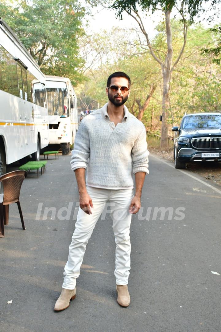 Shahid Kapoor snapped promoting his upcoming film Teri Baaton Mein Aisa Uljha Jiya on the set of Bigg Boss 17