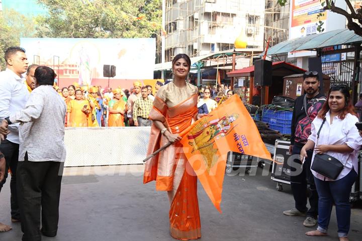 Shilpa Shetty seek blessing at Siddhivinayak temple